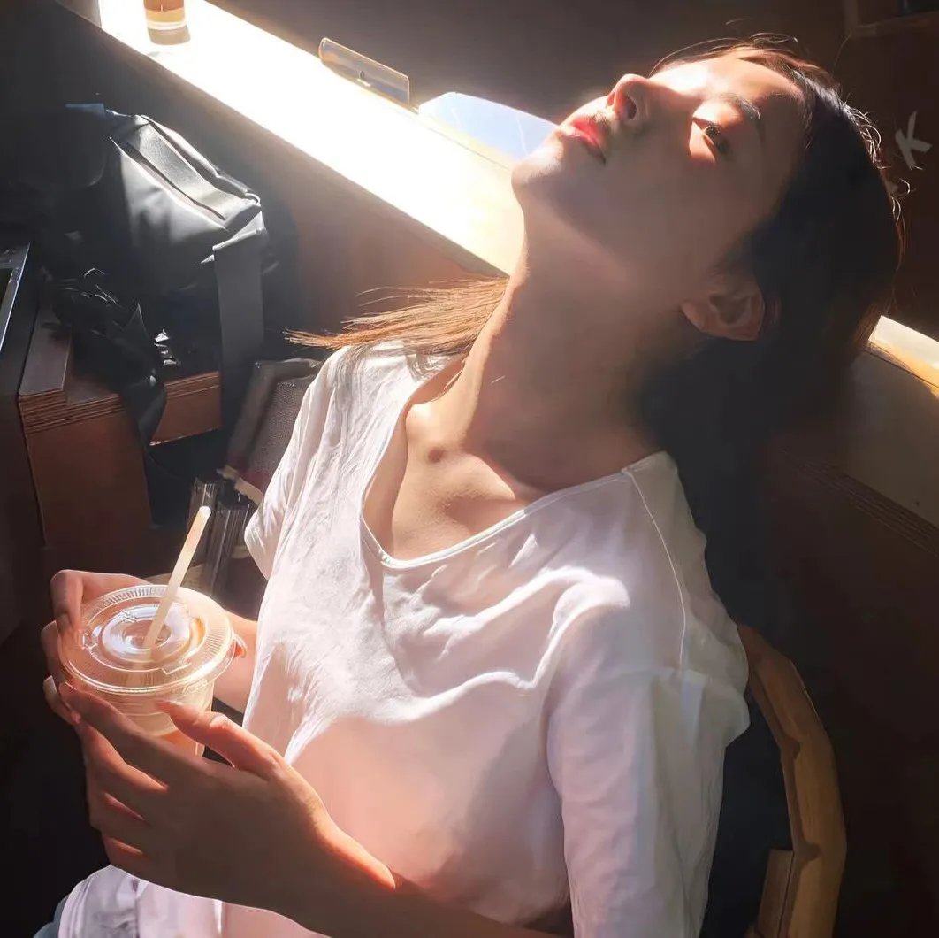 她对星星歌唱